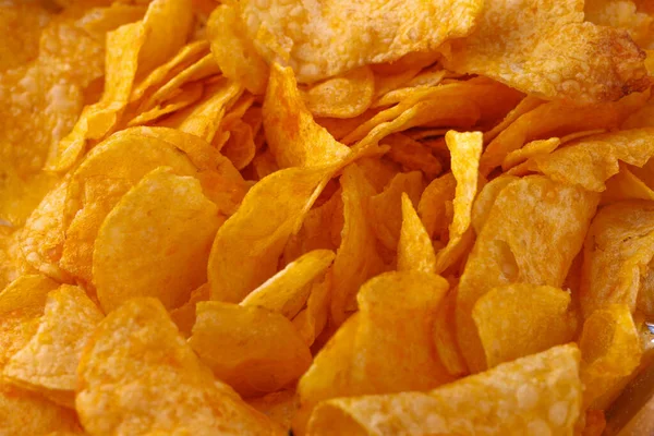 Patates cipsi ya da cips. Patates cipsi ya da cips yakın çekim. Gıda arkaplanı.