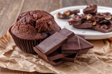 Dondurmalı çikolatalı kek ve Dark Light çikolatalı kek, ahşap arka planda ev yapımı lezzetli çikolatalı kek.