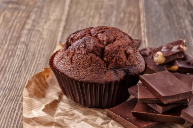 Dondurmalı çikolatalı kek ve Dark Light çikolatalı kek, ahşap arka planda ev yapımı lezzetli çikolatalı kek.