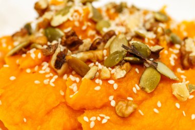 Lezzetli bir kahvaltı. Fındık ve ballı kabak lapası..