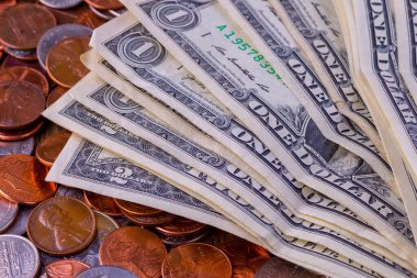 Amerikan paraları ve Amerikan doları ahşap bir masada.