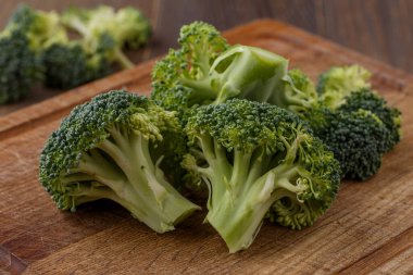  Diyet ve sağlıklı beslenme için bir sürü brokoli. Masada taze yeşil brokoli. Brokoli vitamin doludur. Diyet ve sağlıklı yemek için sebzeler..