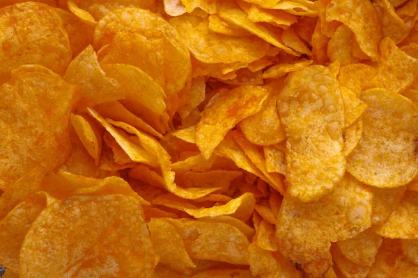 Patates cipsi ya da cips. Patates cipsi ya da cips yakın çekim. Gıda arkaplanı.