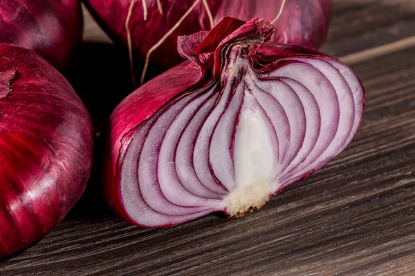 Red Onions Rustic Wood — Stock Photo, Image