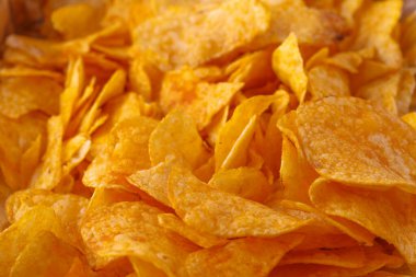 Patates cipsi ya da cips. Patates cipsi ya da cips yakın çekim. Gıda arkaplanı.