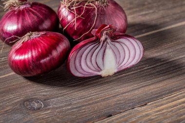 Kırsal ağaçta kırmızı soğan