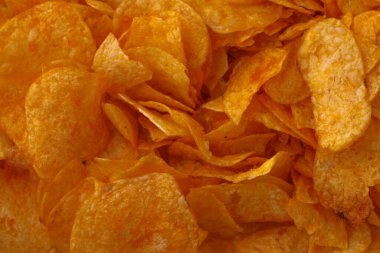 Patates cipsi ya da cips. Patates cipsi ya da cips yakın çekim. Gıda arkaplanı.