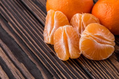 Tahtada portakal ya da mandalina.