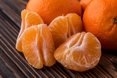 Tahtada portakal ya da mandalina.