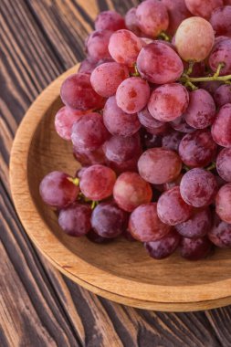 Ağaçta taze üzümler var. Sonbahar meyveleri