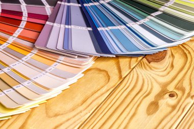 Ahşap masaüstünde renk paleti rehberi ve fırçalar