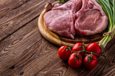 Tahta tahtada taze çiğ New York bifteği ahşap arka planda tuz ve biberli, köy usulü..