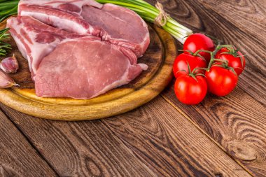 Tahta tahtada taze çiğ New York bifteği ahşap arka planda tuz ve biberli, köy usulü..