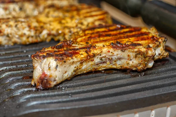 Grillen Steaks Een Vlammende Grill — Stockfoto