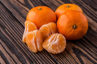 Tahtada portakal ya da mandalina.