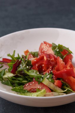 Vegan Bahar Salatası. Domates, marul, sos, dolmalık biber ve avokado. Sebzeli çatal ve salata..