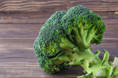  Diyet ve sağlıklı beslenme için bir sürü brokoli. Masada taze yeşil brokoli. Brokoli vitamin doludur. Diyet ve sağlıklı yemek için sebzeler..