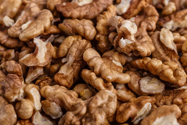 クルミの殻 生のクルミの皮をむいた 新鮮な有機ナッツ 生のナッツ 食べ物の背景として多くのおいしいクルミ — ストック写真