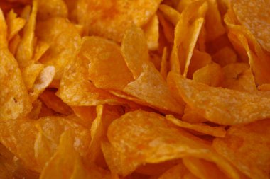 Patates cipsi ya da cips. Patates cipsi ya da cips yakın çekim. Gıda arkaplanı.