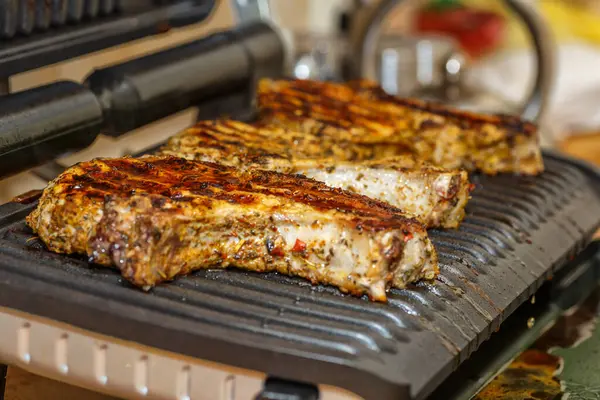 Grillen Steaks Een Vlammende Grill — Stockfoto