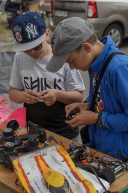 Ukrayna, Kiev, Ağustos 2019. RC yarış arabalarının parçalanmış modelleri. Üstsüz araba modeli. Rc araba modeli çerçeve