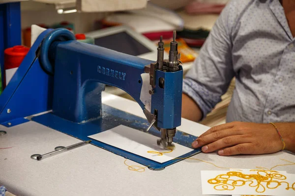 Czech Republic Prague August 2019 Man Embroiders Names Sewing Machine — Stock Photo, Image