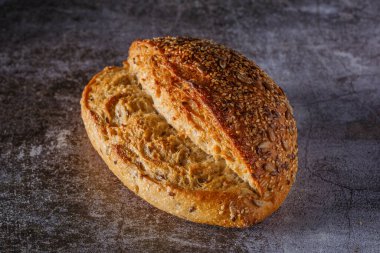 Ahşap arka planda pişmiş ekmek çeşitleri masada taze kokulu ekmek. Yiyecek konsepti.