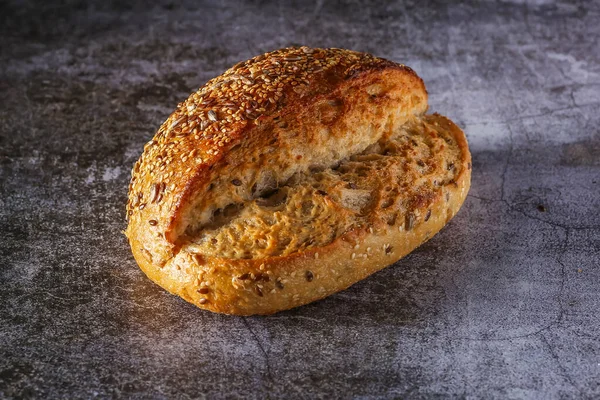 Ahşap Arka Planda Pişmiş Ekmek Çeşitleri Masada Taze Kokulu Ekmek — Stok fotoğraf