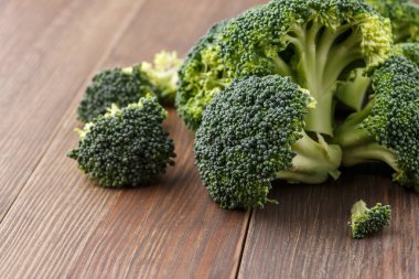  Diyet ve sağlıklı beslenme için bir sürü brokoli. Masada taze yeşil brokoli. Brokoli vitamin doludur. Diyet ve sağlıklı yemek için sebzeler..