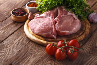 Tahta tahtada taze çiğ New York bifteği ahşap arka planda tuz ve biberli, köy usulü..