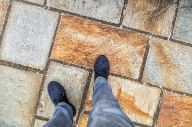 Kırık kaldırım taşlarının eski yolu. Eski kasabada küçük bir çeyreklik. Grafik düzenleyicilerdeki dokular için kullanılabilir.. 