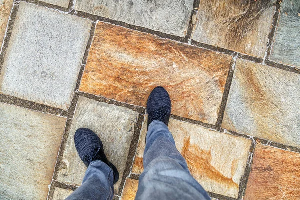 Kırık kaldırım taşlarının eski yolu. Eski kasabada küçük bir çeyreklik. Grafik düzenleyicilerdeki dokular için kullanılabilir.. 