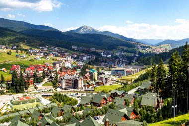 Ukrayna, Karpatlar, Bukovel, 15 Ağustos 2019. Ukrayna 'nın Bukovel kayak merkezindeki ahşap kulübeler. Karpat dağlarında yaz tatili.