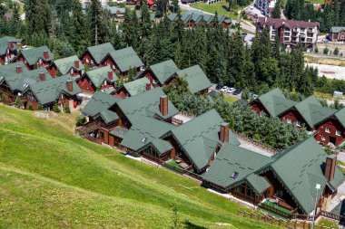 Ukrayna, Karpatlar, Bukovel, 15 Ağustos 2019. Ukrayna 'nın Bukovel kayak merkezindeki ahşap kulübeler. Karpat dağlarında yaz tatili.