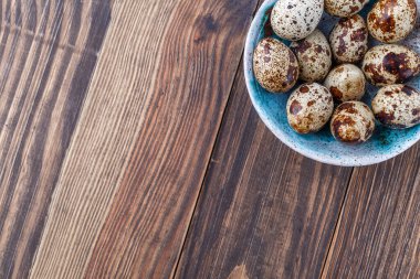 Tahta tabakta bıldırcın yumurtası. Bıldırcın yumurtaları kızartma ya da kaynatma ile tüketilebilir. Endonezya 'da bıldırcın yumurtalarına 