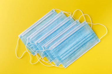 Koronavirüsü önle. Tıbbi koruyucu maske. Tek kullanımlık yüz maskesi ağız ve burnu kapatır. Sağlık sigortası Coronavirus karantinası, hijyen konsepti