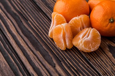 Tahtada portakal ya da mandalina.