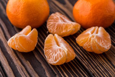 Tahtada portakal ya da mandalina.