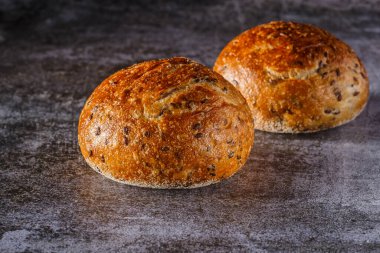 Ahşap arka planda pişmiş ekmek çeşitleri masada taze kokulu ekmek. Yiyecek konsepti.