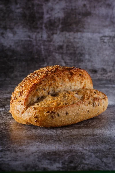 Sortiment Bakat Bröd Träbord Bakgrund Färskt Doftande Bröd Bordet Livsmedelsidé — Stockfoto