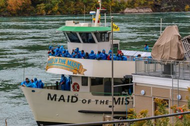 ABD. Niagara Şelalesi, 15 Ekim 2018. Niagara Şelalesi ve Amerikan tarafından Niagara Nehri 'nde bir feribot. American Falls 'un manzarası, gelinlik şelalesi, keçi adası, at nalı düşüşü .