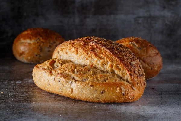 Auswahl Gebackenem Brot Auf Holztischhintergrund Frisches Duftendes Brot Auf Dem — Stockfoto