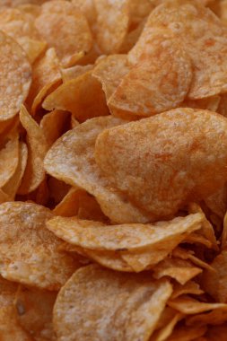 Patates cipsi ya da cips. Patates cipsi ya da cips yakın çekim. Gıda arkaplanı.