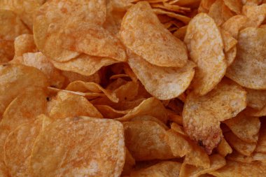 Patates cipsi ya da cips. Patates cipsi ya da cips yakın çekim. Gıda arkaplanı.