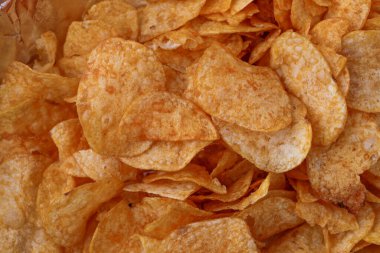 Patates cipsi ya da cips. Patates cipsi ya da cips yakın çekim. Gıda arkaplanı.