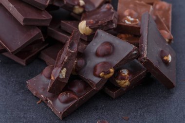 Dondurmalı çikolatalı kek ve Dark Light çikolatalı kek, ahşap arka planda ev yapımı lezzetli çikolatalı kek.