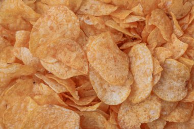 Patates cipsi ya da cips. Patates cipsi ya da cips yakın çekim. Gıda arkaplanı.