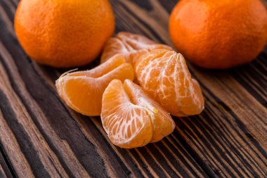 Tahtada portakal ya da mandalina.