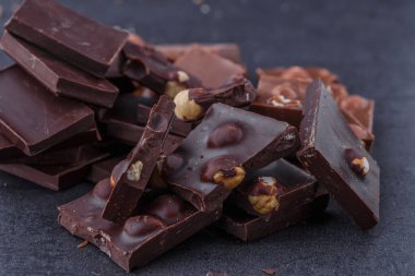 Dondurmalı çikolatalı kek ve Dark Light çikolatalı kek, ahşap arka planda ev yapımı lezzetli çikolatalı kek.