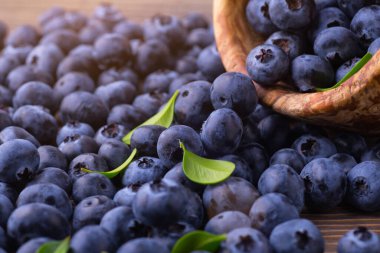 Metnin için fotokopi alanı olan taze yabanmersini arkaplanı. Vejetaryen ve vejetaryen kavramı. Yaban mersinli böğürtlenlerin makro dokusu. Yaban mersinli dokular kapanıyor.